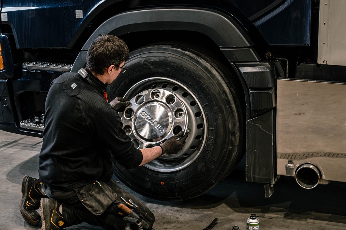 Byter däck på lastbil
